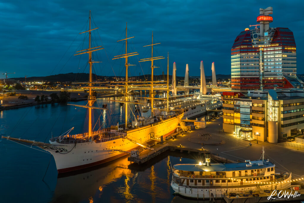 Barken Viking - Old sailing ship converted into a hotel. Centrally located next to the Gothenburg Opera